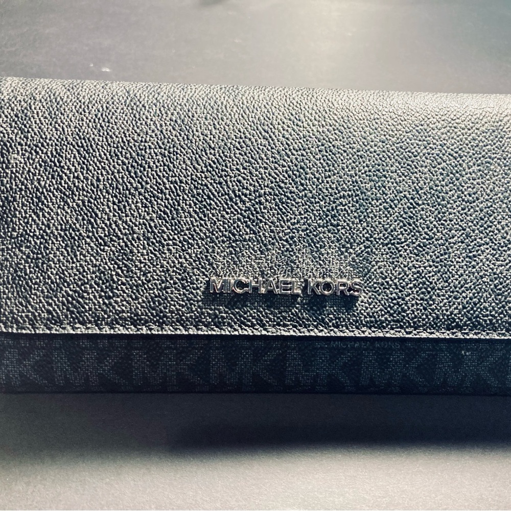 Michael Kors Large Logo Trifold Wallet Black - reduced price! - Picture 4 of 8